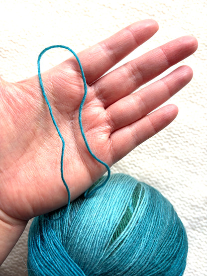 2 balls x 100g Gradient Wool Blend yarn : 70% Wool + Polyester : Deep Blue Sea