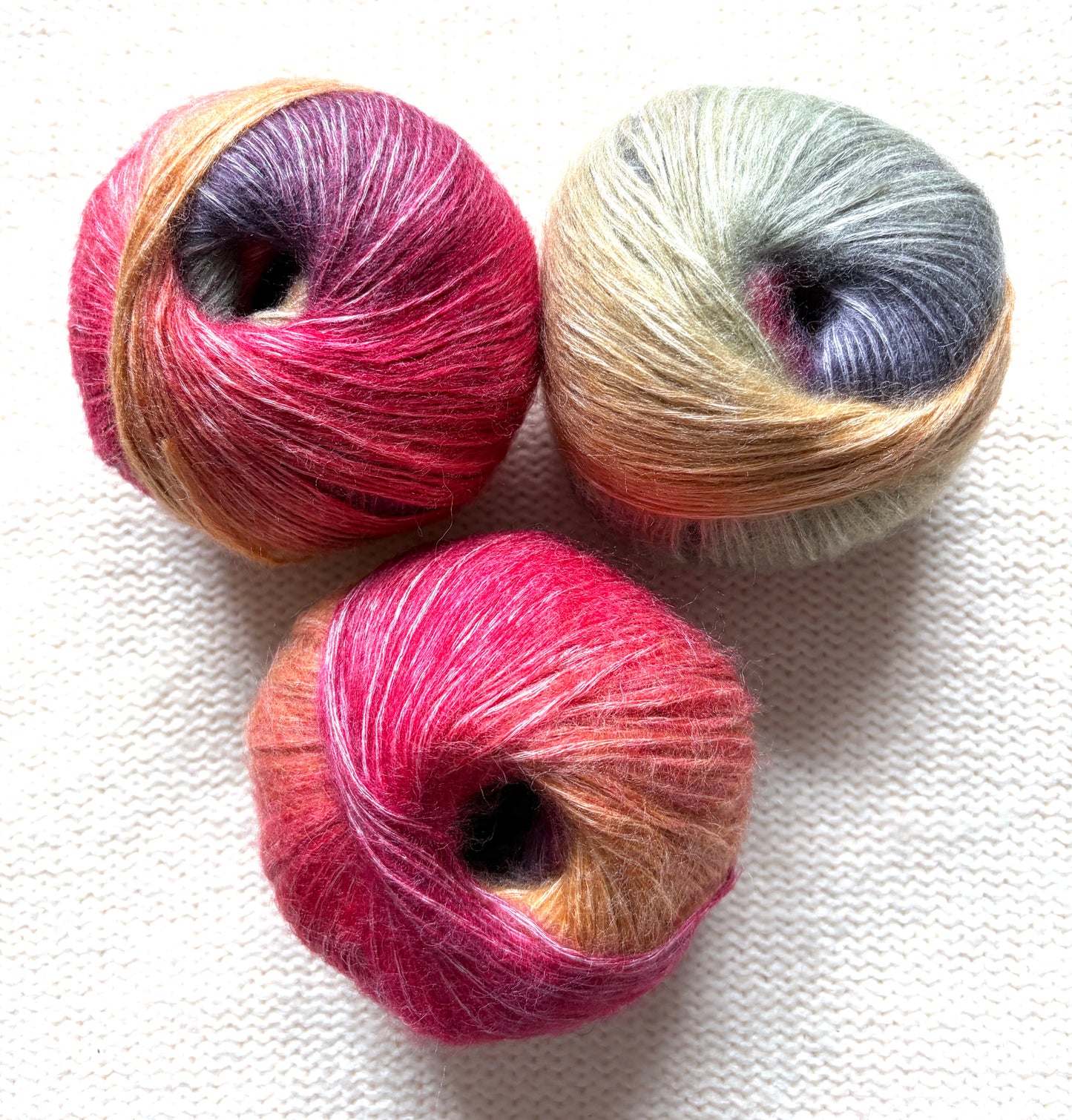 3 balls x 50g 90% Cashmere yarn : Cashmere + Bamboo fiber : 20 Red Grey Gradient