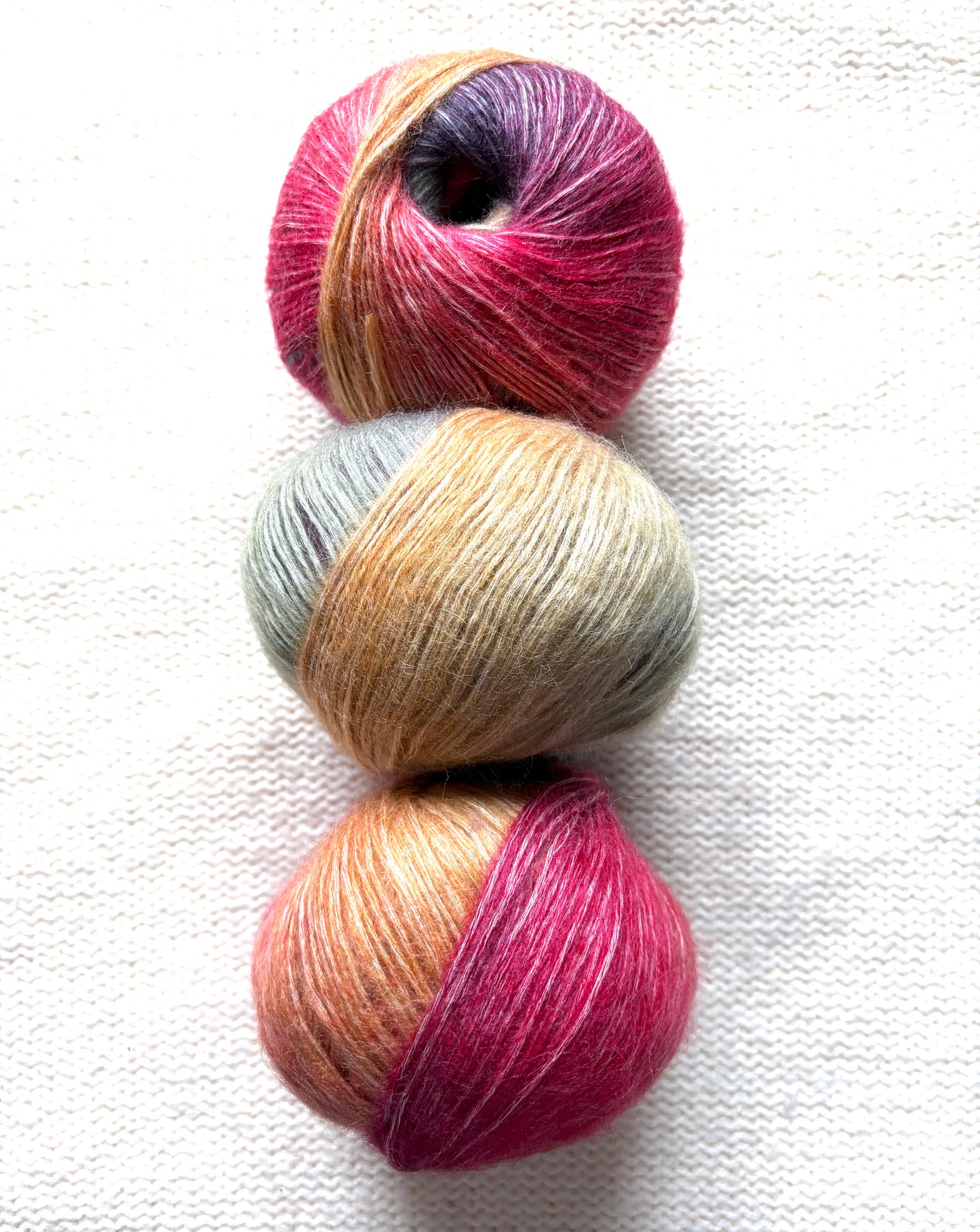 3 balls x 50g 90% Cashmere yarn : Cashmere + Bamboo fiber : 20 Red Grey Gradient