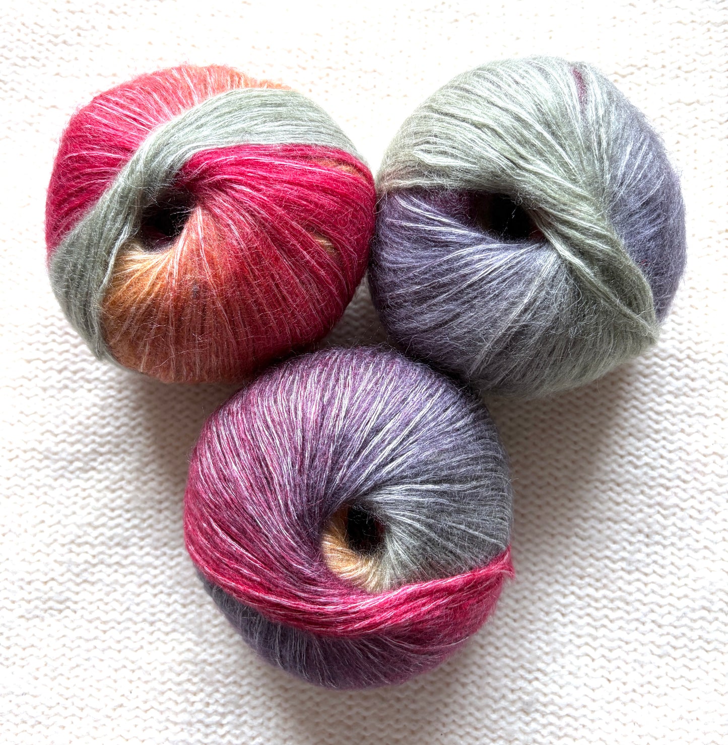3 balls x 50g 90% Cashmere yarn : Cashmere + Bamboo fiber : 20 Red Grey Gradient
