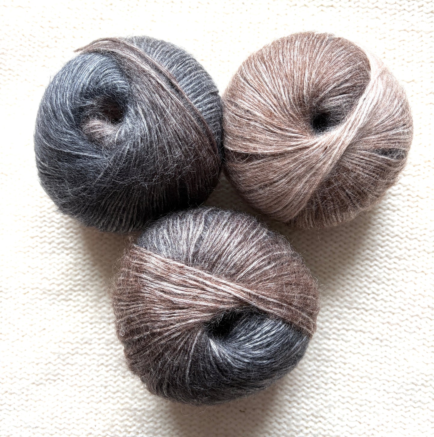 3 balls x 50g 90% Cashmere yarn : Cashmere + Bamboo fiber : 18 Black Brown Gradient