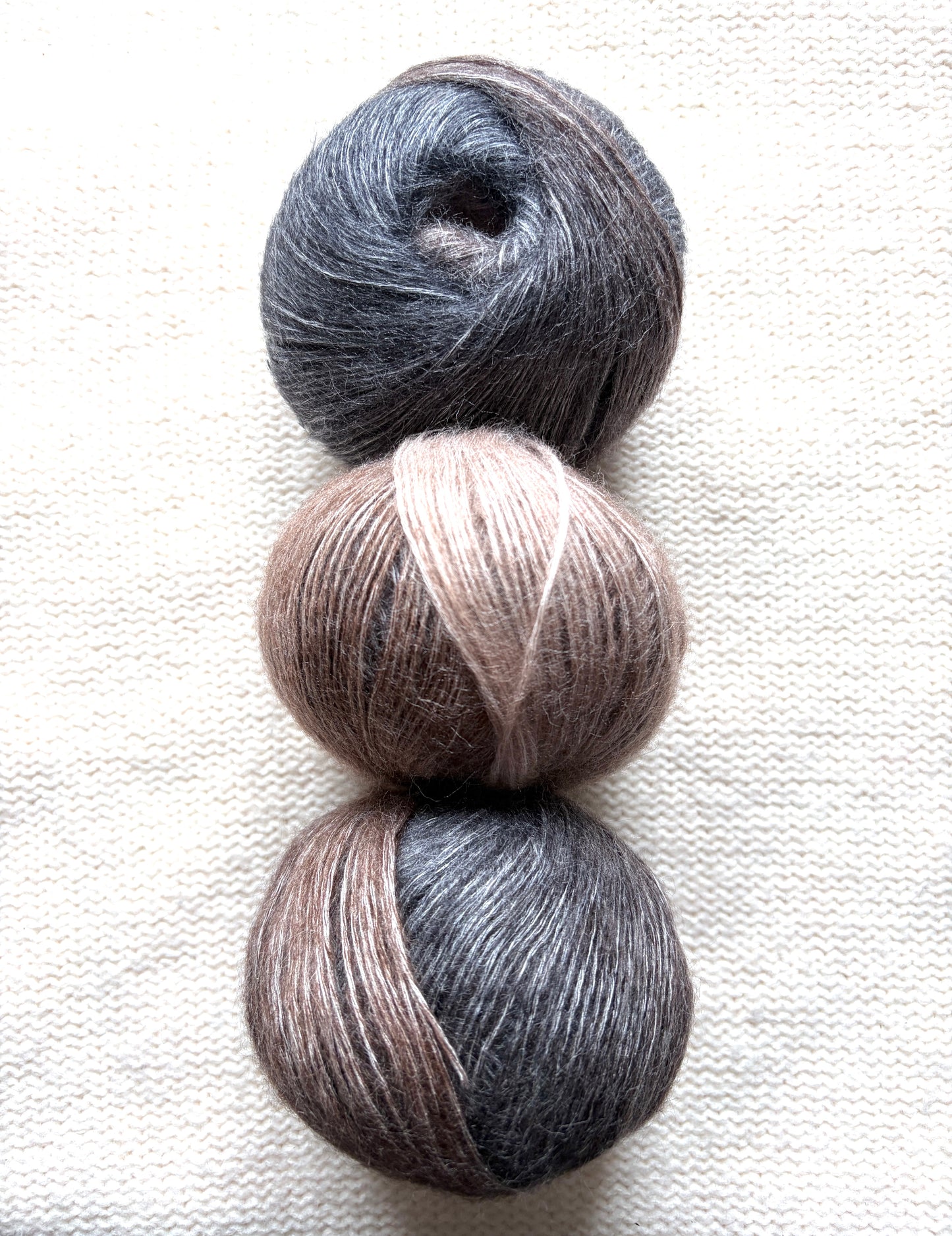 3 balls x 50g 90% Cashmere yarn : Cashmere + Bamboo fiber : 18 Black Brown Gradient