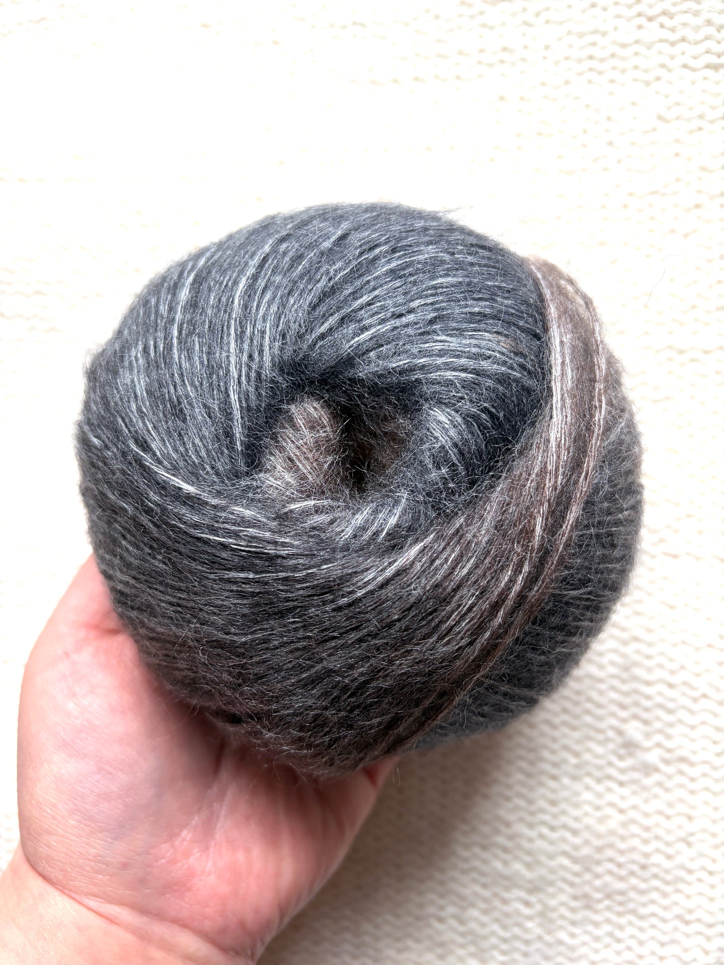 3 balls x 50g 90% Cashmere yarn : Cashmere + Bamboo fiber : 18 Black Brown Gradient