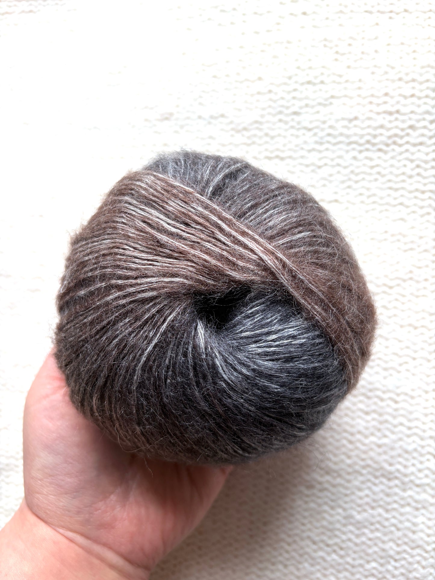 3 balls x 50g 90% Cashmere yarn : Cashmere + Bamboo fiber : 18 Black Brown Gradient