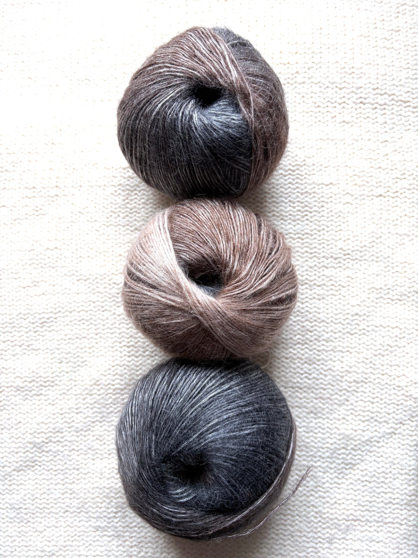 3 balls x 50g 90% Cashmere yarn : Cashmere + Bamboo fiber : 18 Black Brown Gradient