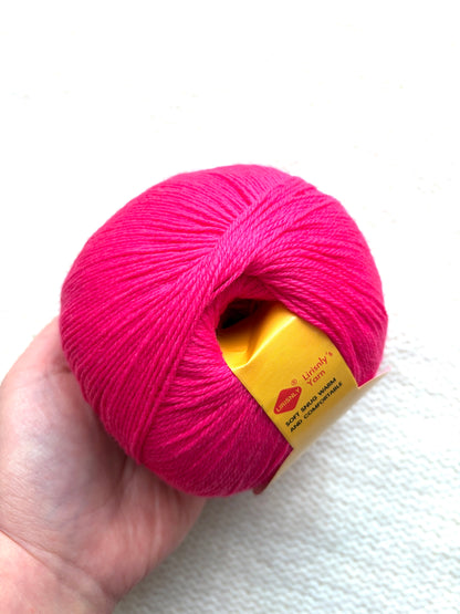 4 balls x 50g Cashmere yarn : 95% Cashmere + 5% Acrylic : 15 Bright Pink