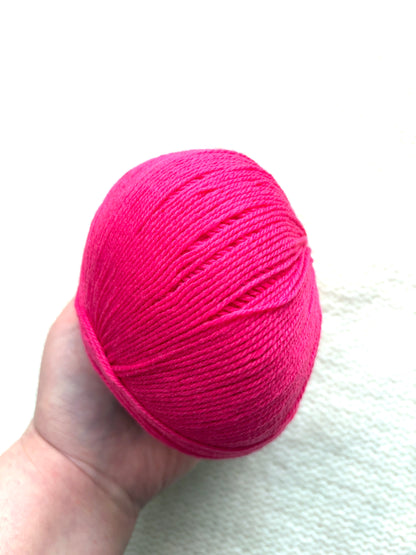 4 balls x 50g Cashmere yarn : 95% Cashmere + 5% Acrylic : 15 Bright Pink