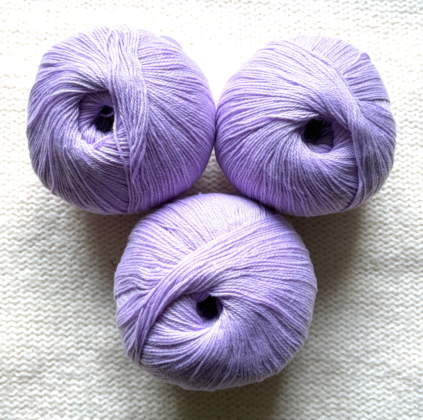 3 balls x 50g Cashmere yarn : 100% Cashmere : 24 Wisteria