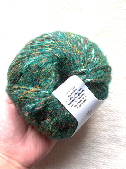 3 balls x 50g Alpaca yarn : 90% Alpaca + 10% Anti Pilling Fiber : 08 Kelly Green