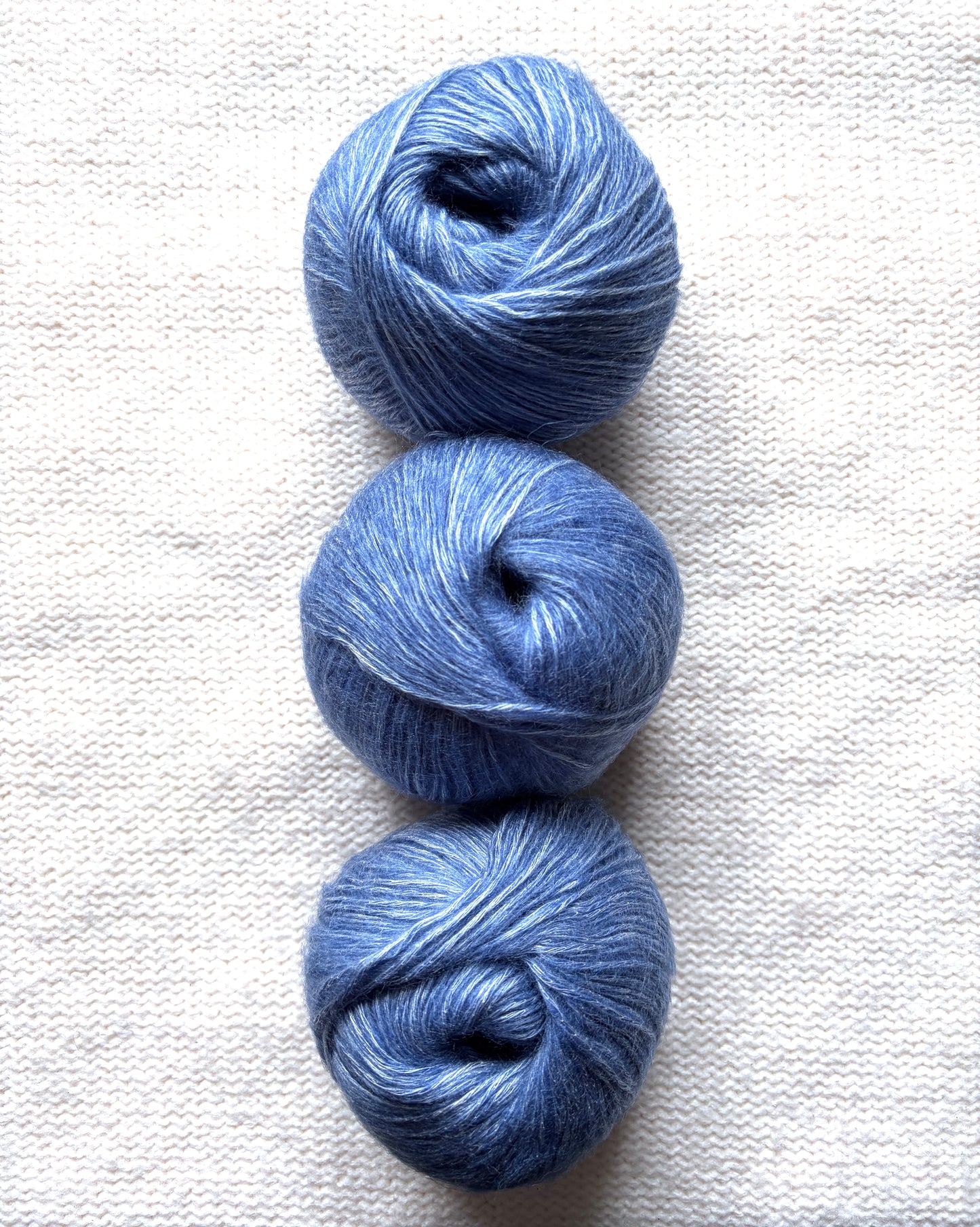 3 balls x 50g 90% Cashmere yarn : Cashmere + Bamboo fiber : 13 Azure Blue