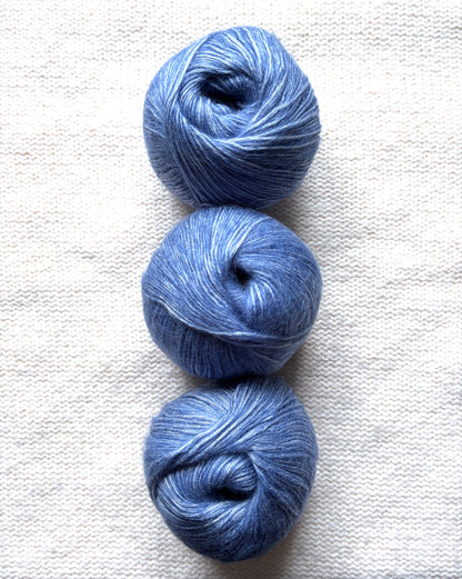 3 balls x 50g 90% Cashmere yarn : Cashmere + Bamboo fiber : 13 Azure Blue