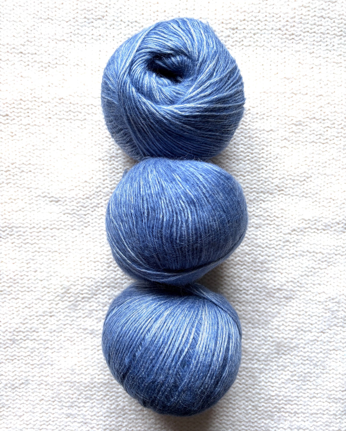 3 balls x 50g 90% Cashmere yarn : Cashmere + Bamboo fiber : 13 Azure Blue