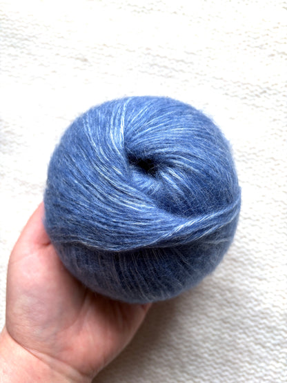 3 balls x 50g 90% Cashmere yarn : Cashmere + Bamboo fiber : 13 Azure Blue