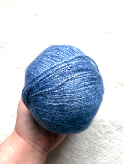 3 balls x 50g 90% Cashmere yarn : Cashmere + Bamboo fiber : 13 Azure Blue