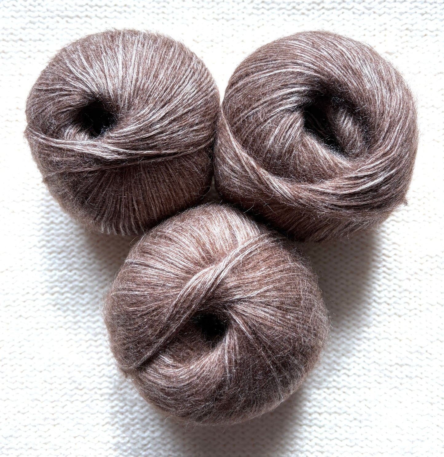3 balls x 50g 90% Cashmere yarn : Cashmere + Bamboo fiber : 16 Chocolate