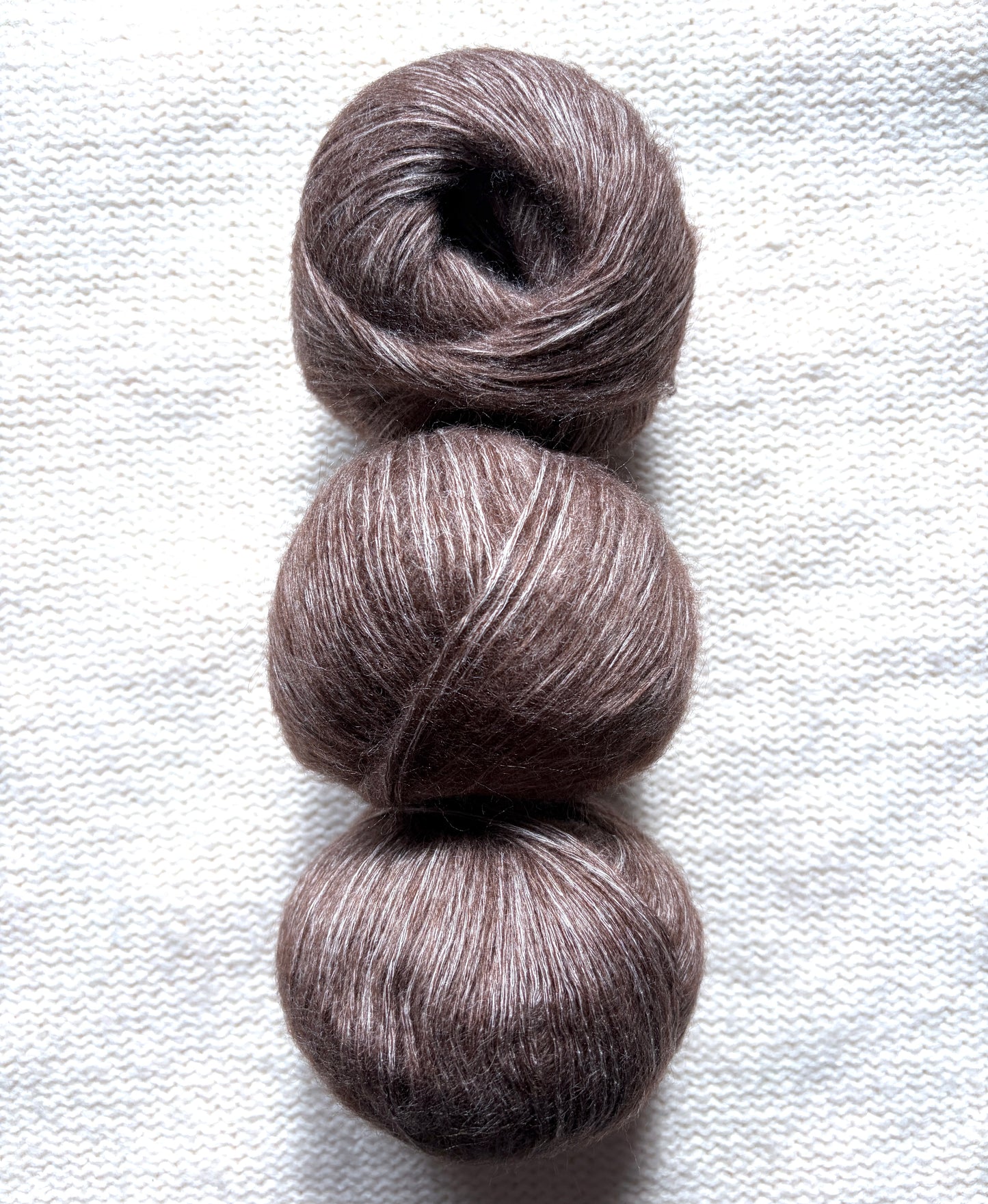3 balls x 50g 90% Cashmere yarn : Cashmere + Bamboo fiber : 16 Chocolate