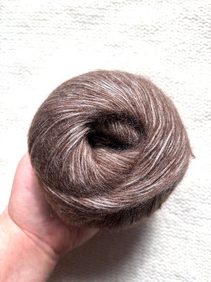 3 balls x 50g 90% Cashmere yarn : Cashmere + Bamboo fiber : 16 Chocolate