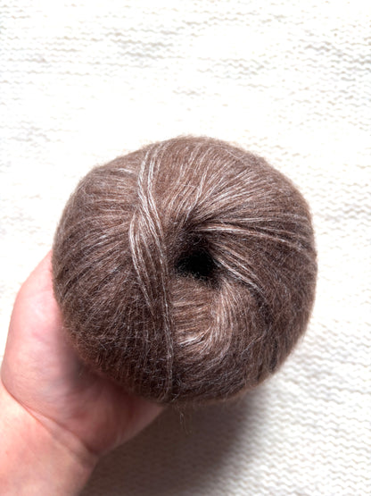 3 balls x 50g 90% Cashmere yarn : Cashmere + Bamboo fiber : 16 Chocolate