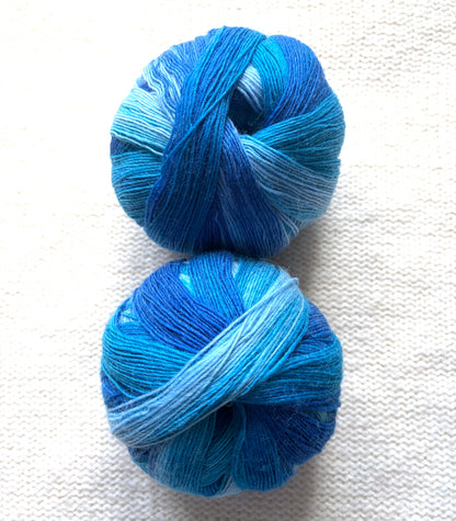 2 balls x 100g Gradient Wool Blend yarn : 70% Wool + Polyester : 20 Glacier Ice
