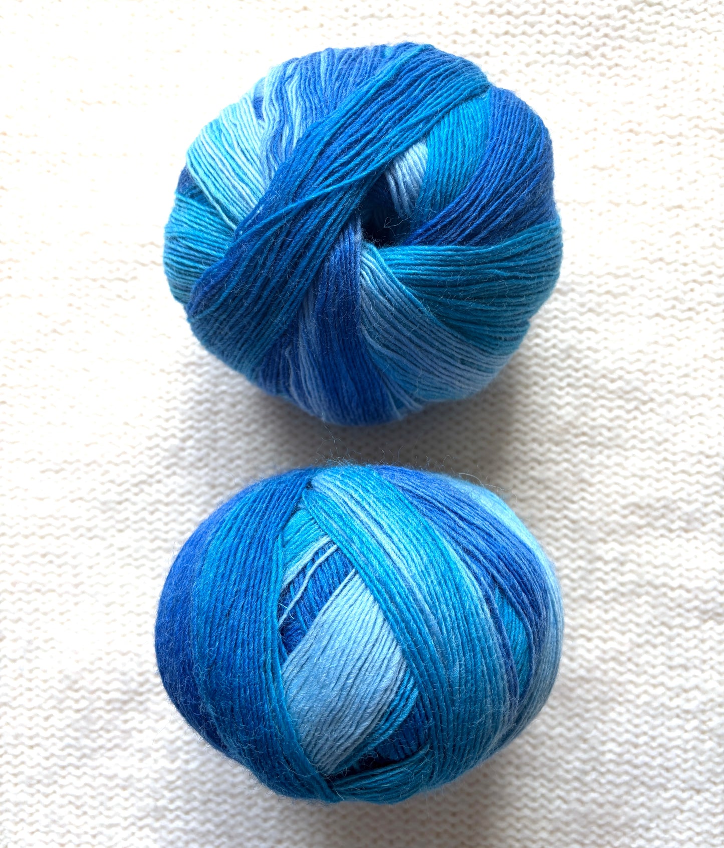 2 balls x 100g Gradient Wool Blend yarn : 70% Wool + Polyester : 20 Glacier Ice