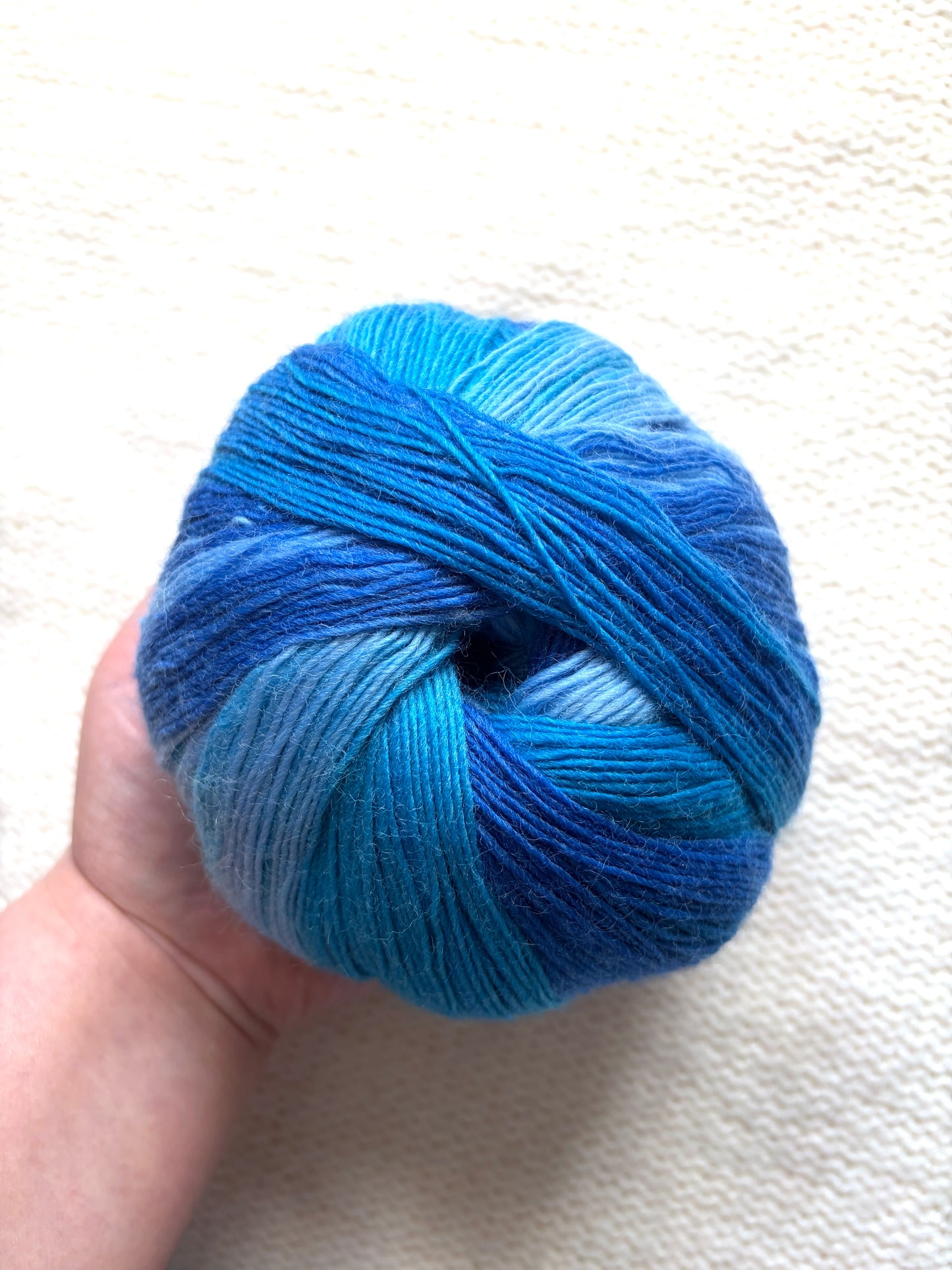 2 balls x 100g Gradient Wool Blend yarn : 70% Wool + Polyester : 20 Glacier Ice