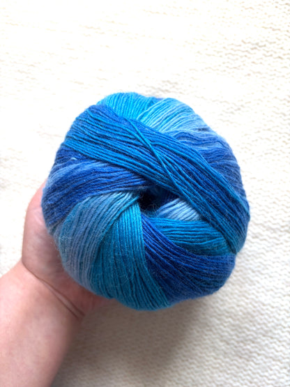 2 balls x 100g Gradient Wool Blend yarn : 70% Wool + Polyester : 20 Glacier Ice