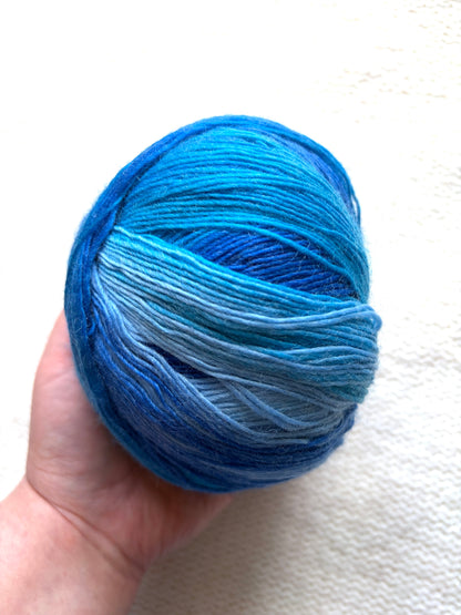 2 balls x 100g Gradient Wool Blend yarn : 70% Wool + Polyester : 20 Glacier Ice