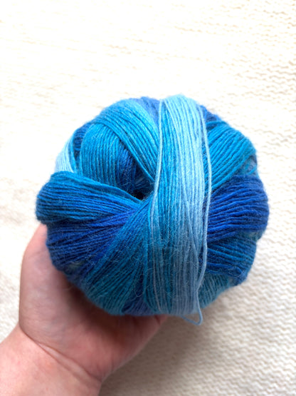 2 balls x 100g Gradient Wool Blend yarn : 70% Wool + Polyester : 20 Glacier Ice