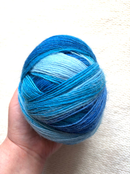 2 balls x 100g Gradient Wool Blend yarn : 70% Wool + Polyester : 20 Glacier Ice
