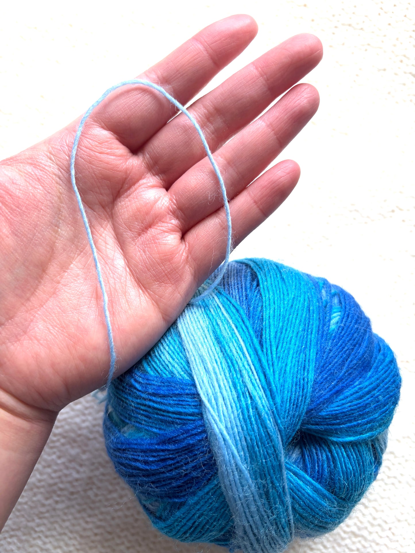 2 balls x 100g Gradient Wool Blend yarn : 70% Wool + Polyester : 20 Glacier Ice
