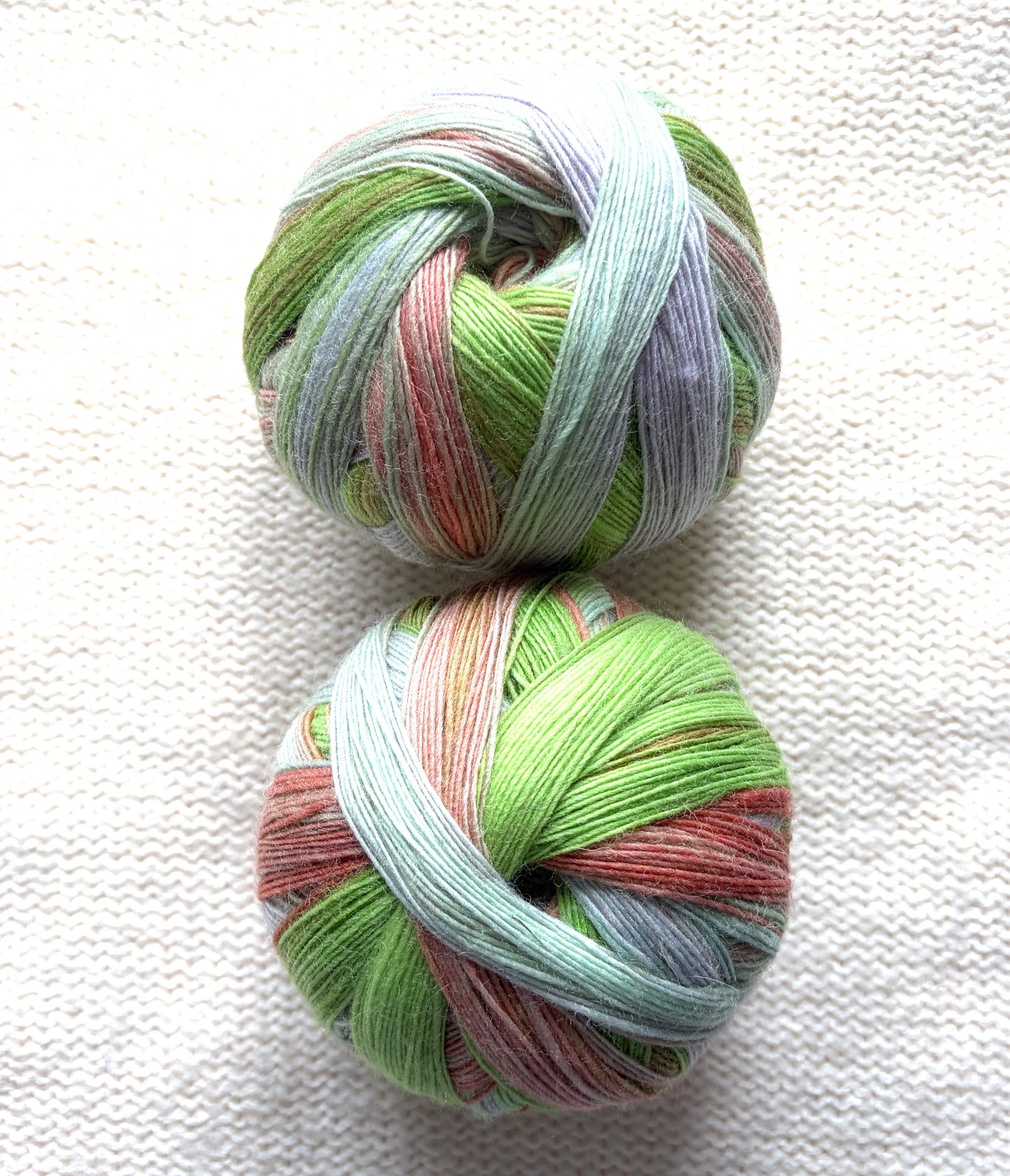 2 balls x 100g Gradient Wool Blend yarn : 70% Wool + Polyester : 06 Secret Garden