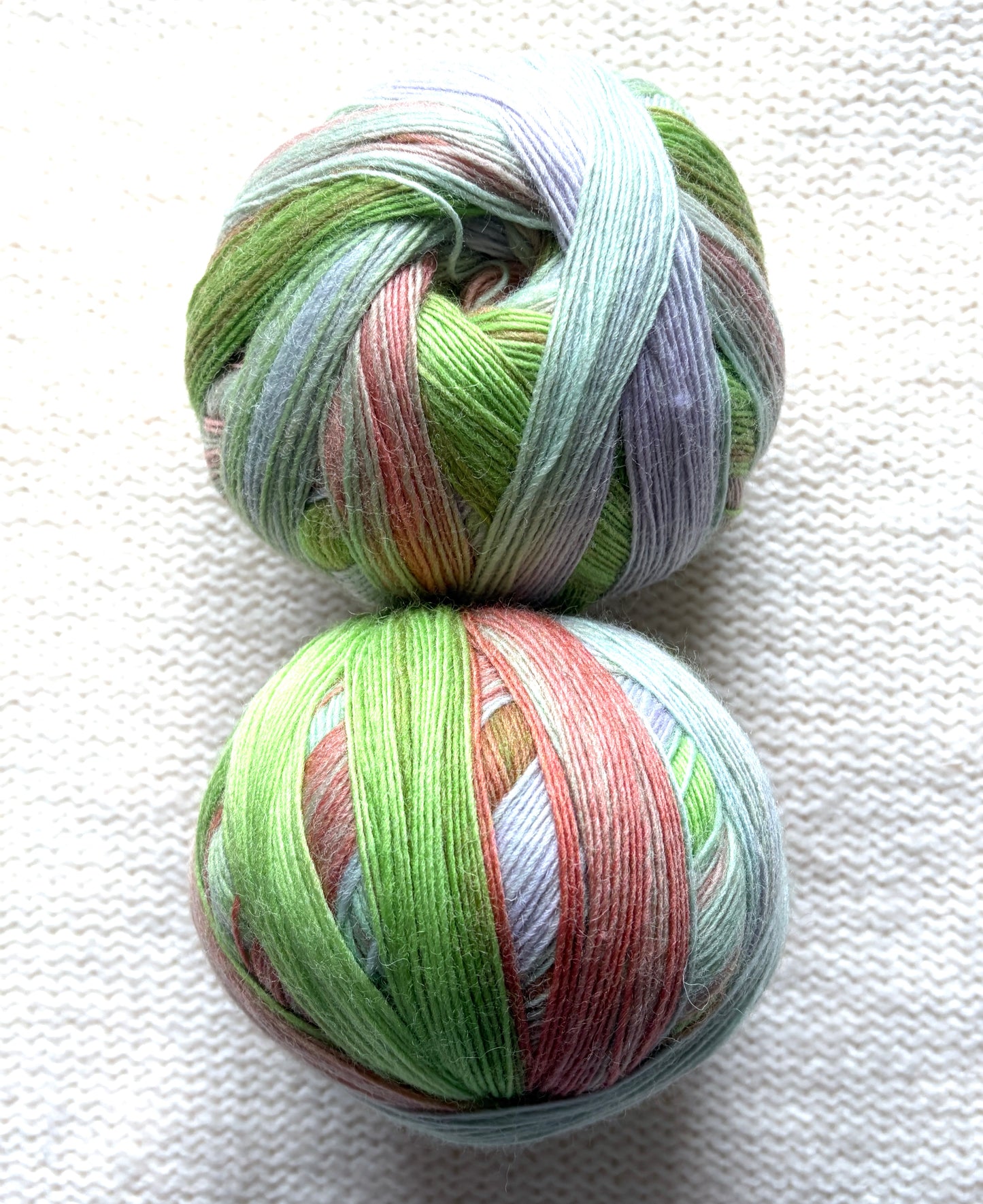 2 balls x 100g Gradient Wool Blend yarn : 70% Wool + Polyester : 06 Secret Garden