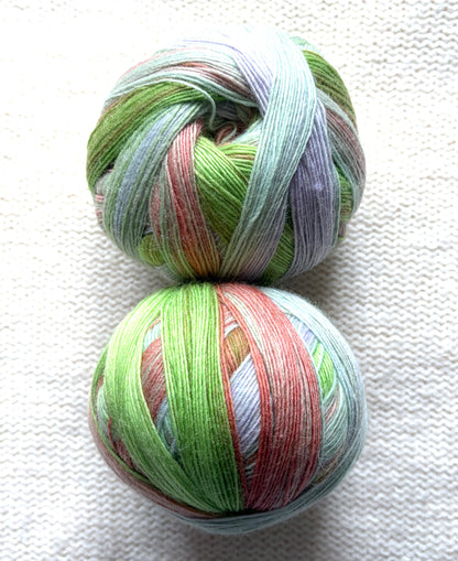 2 balls x 100g Gradient Wool Blend yarn : 70% Wool + Polyester : 06 Secret Garden