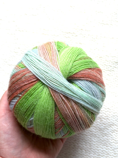 2 balls x 100g Gradient Wool Blend yarn : 70% Wool + Polyester : 06 Secret Garden