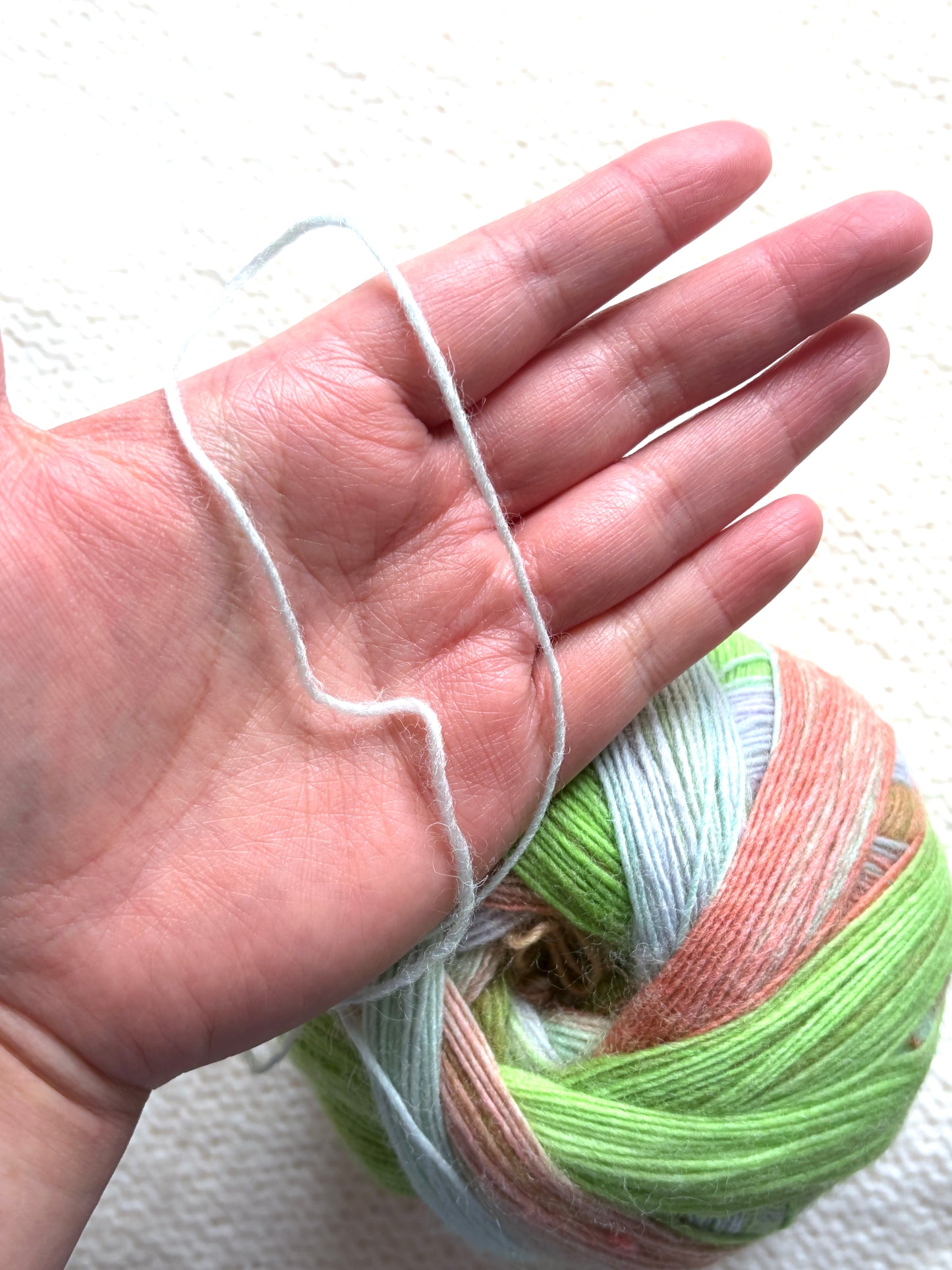2 balls x 100g Gradient Wool Blend yarn : 70% Wool + Polyester : 06 Secret Garden