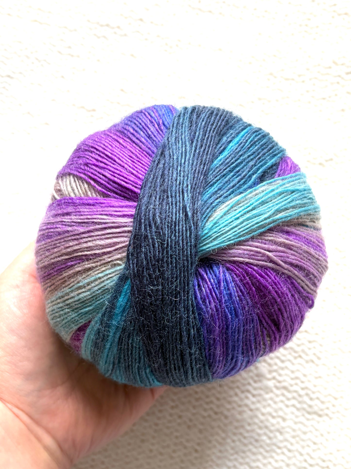 2 balls x 100g Gradient Wool Blend yarn : 70% Wool + Polyester : 11 Mystic Night