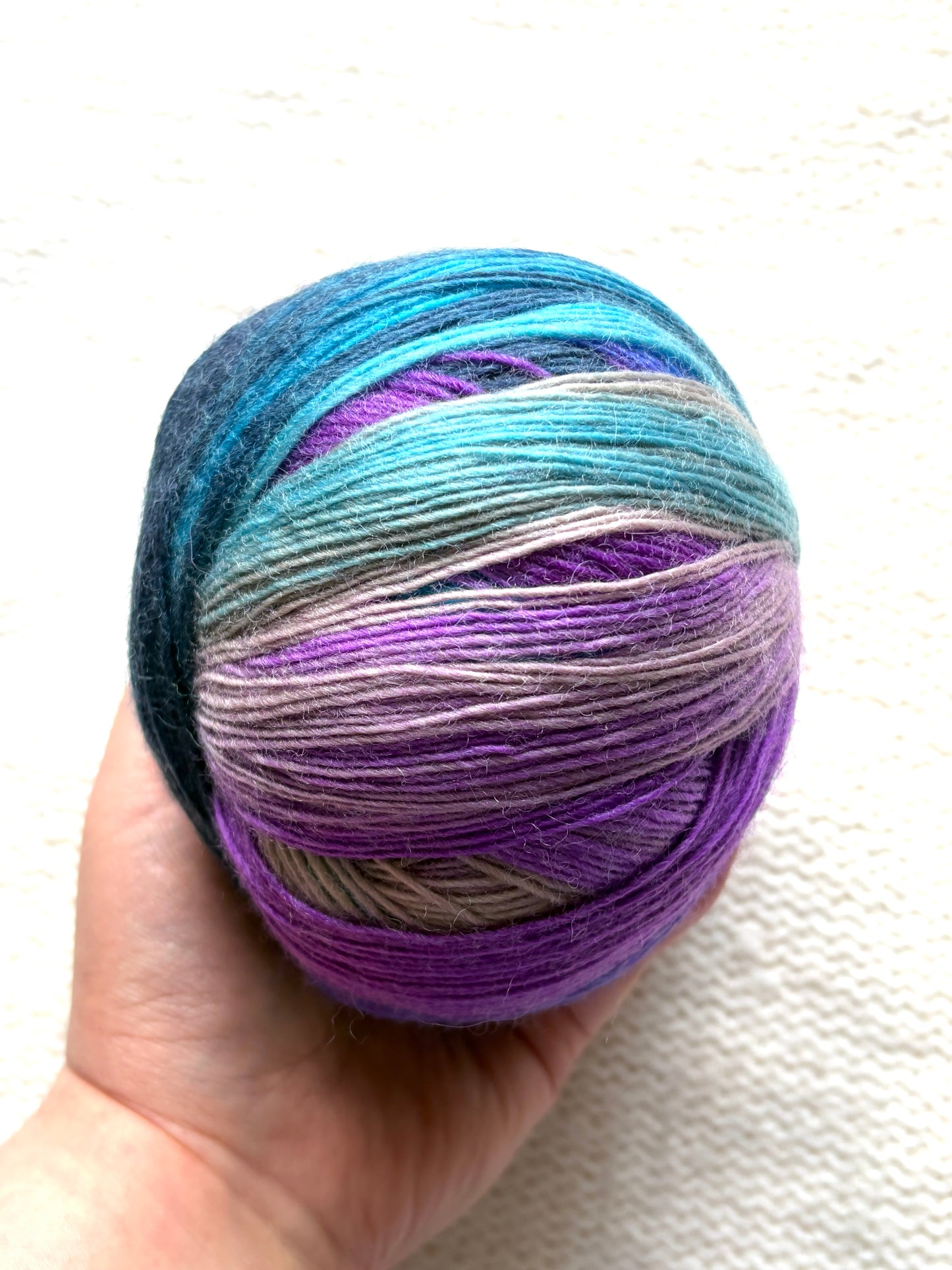 2 balls x 100g Gradient Wool Blend yarn : 70% Wool + Polyester : 11 Mystic Night