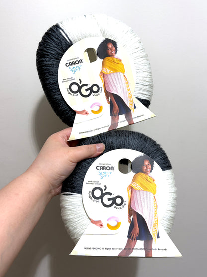 141g CARON Simply Soft O’GO : Graphite / White  100% Acrylic