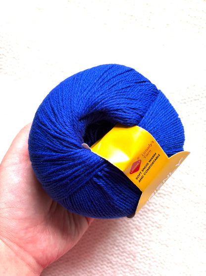 4 balls x 50g Cashmere yarn : 95% Cashmere + 5% Acrylic : 19 Azure blue