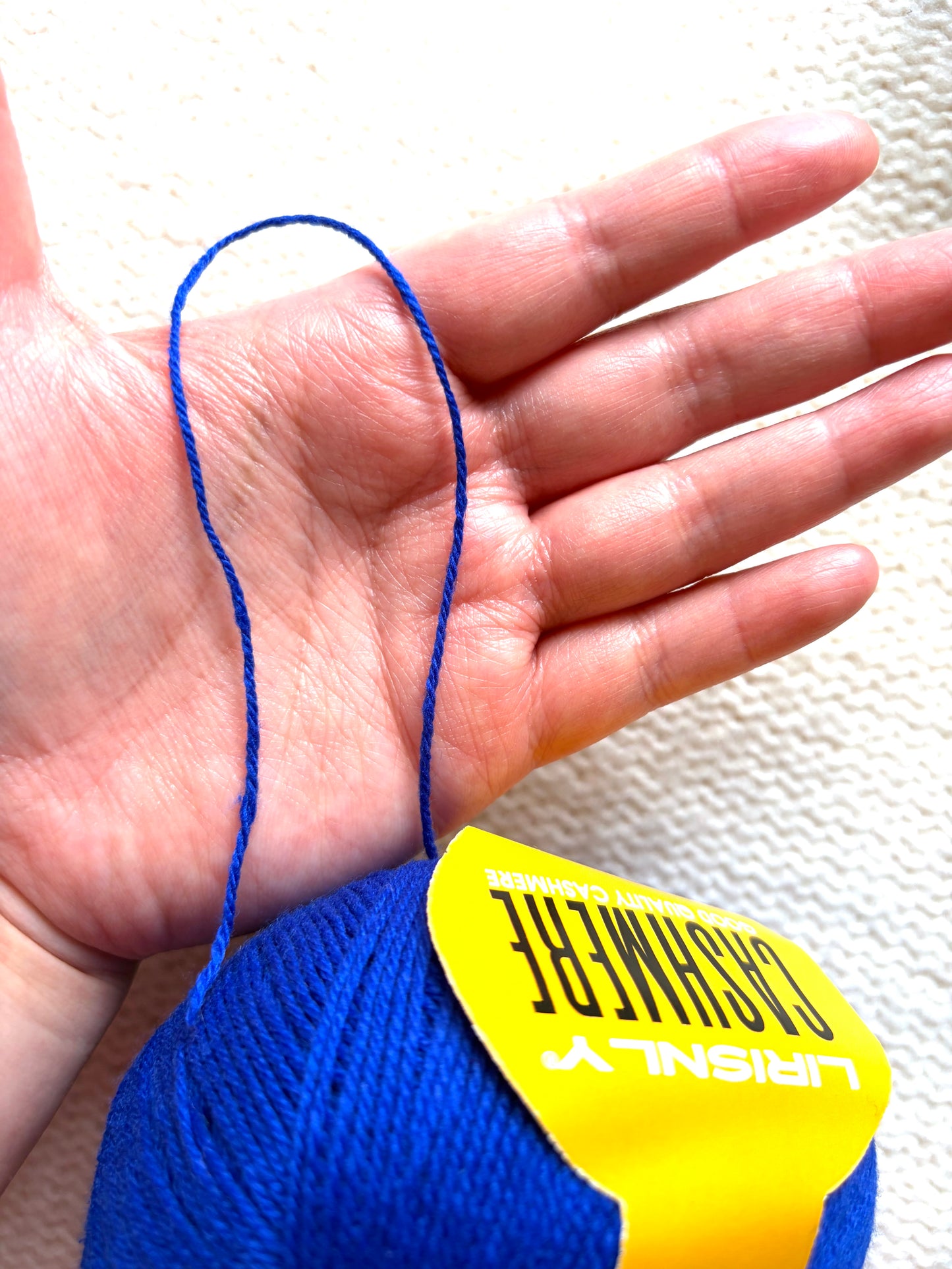 4 balls x 50g Cashmere yarn : 95% Cashmere + 5% Acrylic : 19 Azure blue