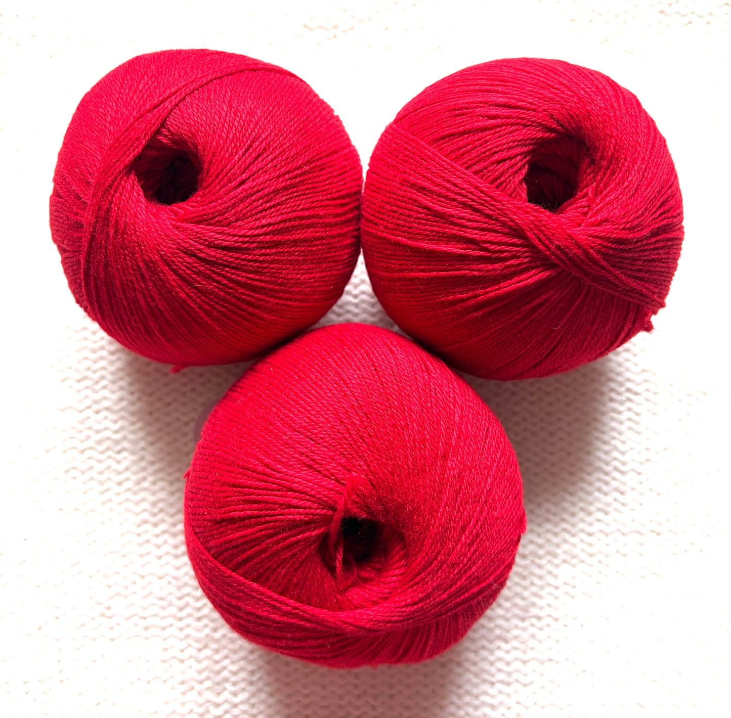 3 balls x 50g Cashmere yarn : 100% Cashmere : 23 Scaelet Red