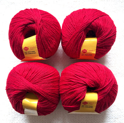 4 balls x 50g Cashmere yarn : 95% Cashmere + 5% Acrylic : 11 Candy Apple Red