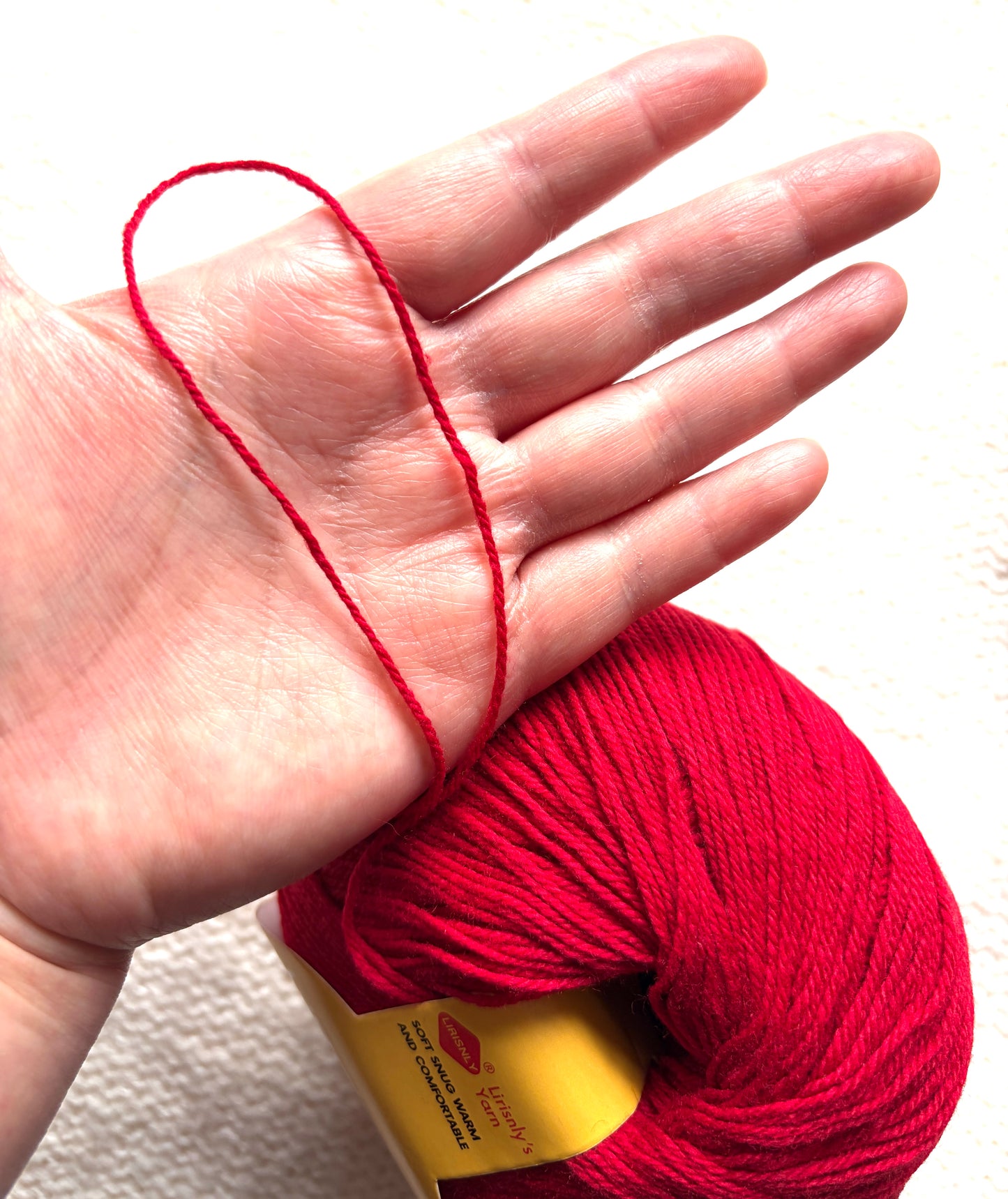 4 balls x 50g Cashmere yarn : 95% Cashmere + 5% Acrylic : 11 Candy Apple Red