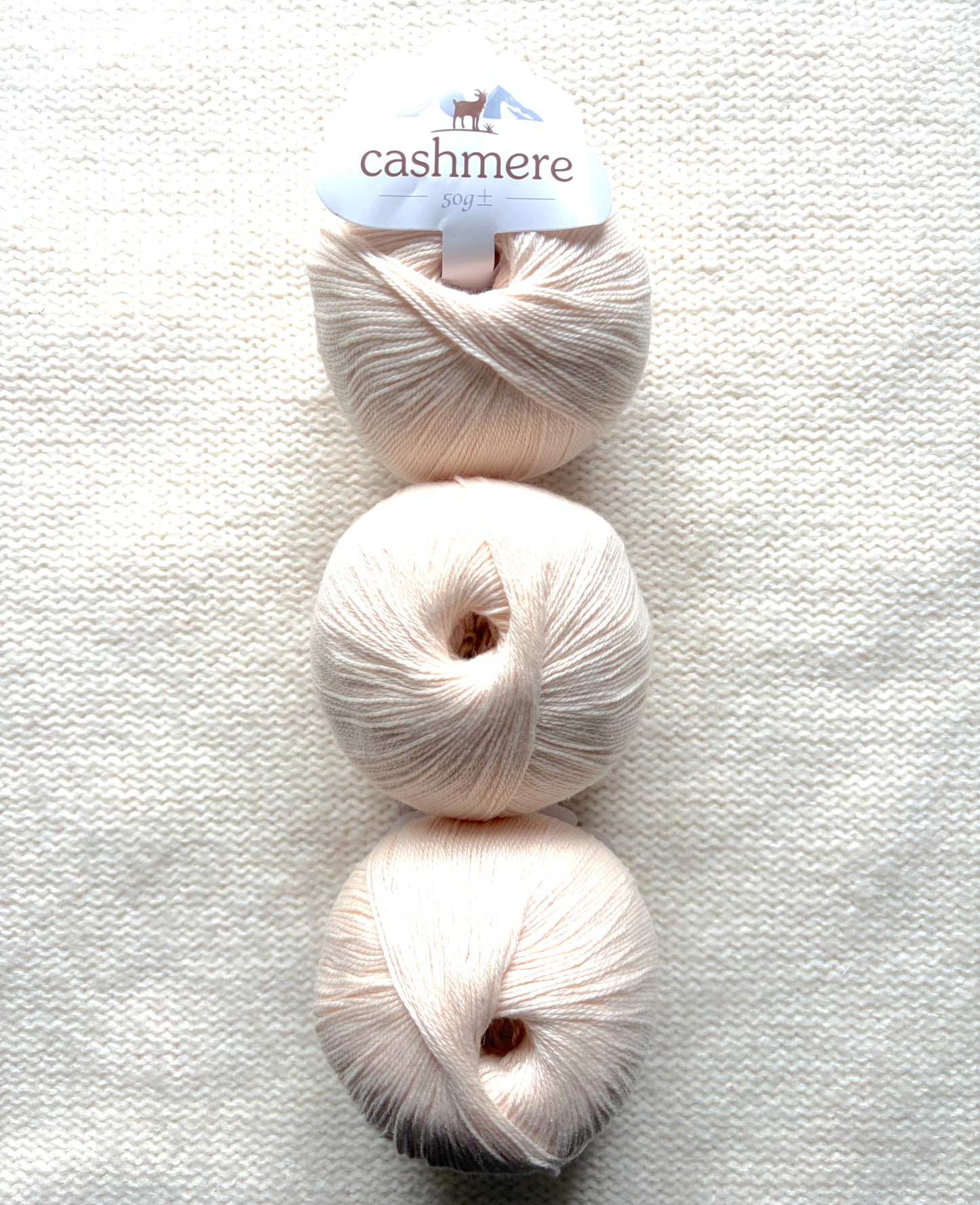 3 balls x 50g Cashmere yarn : 100% Cashmere : 02 Champagne