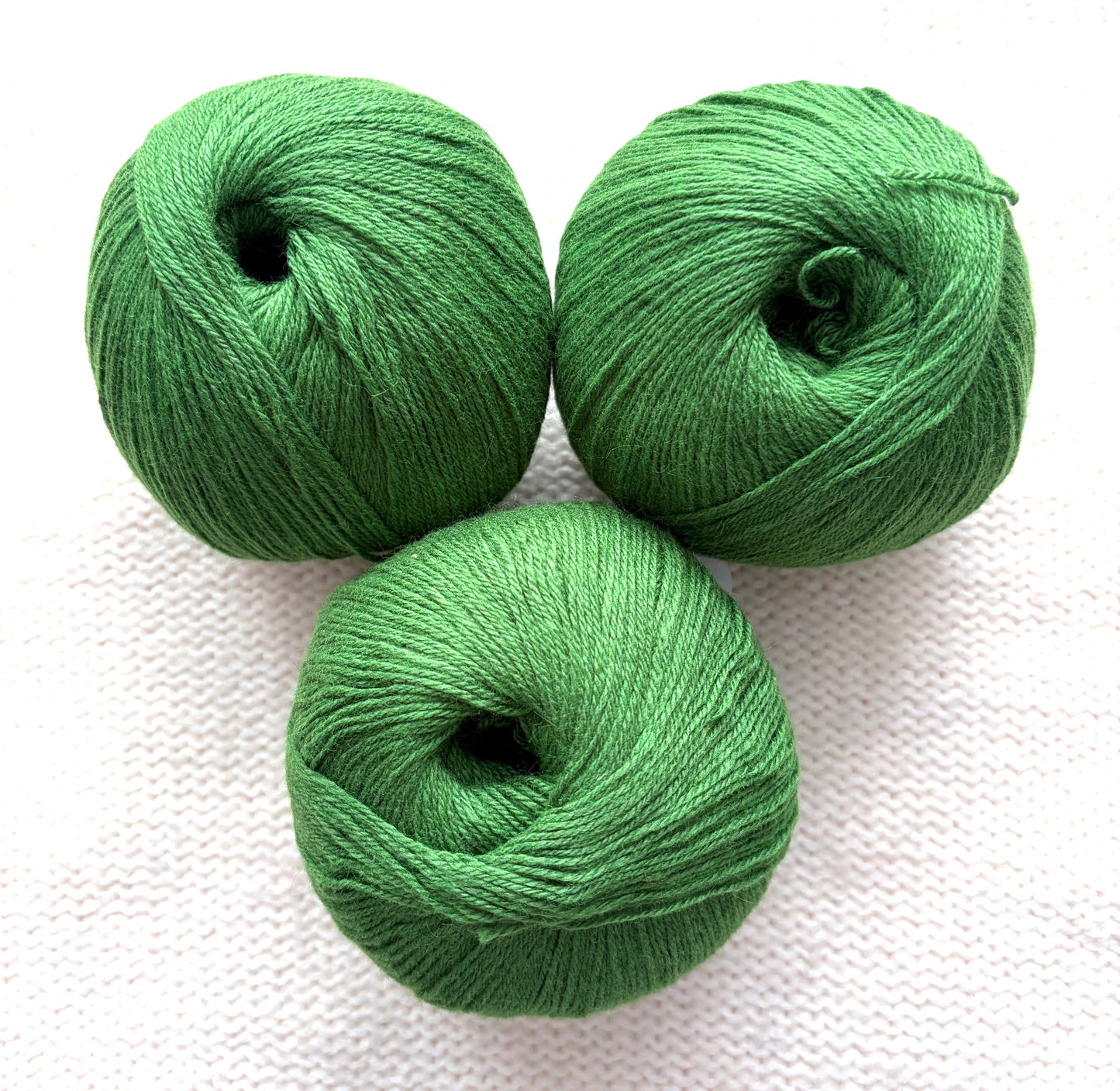 3 balls x 50g Cashmere yarn : 100% Cashmere : 26 Grass Green
