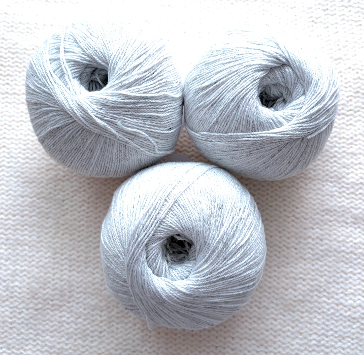3 balls x 50g Cashmere yarn : 100% Cashmere : 03 Heather Grey