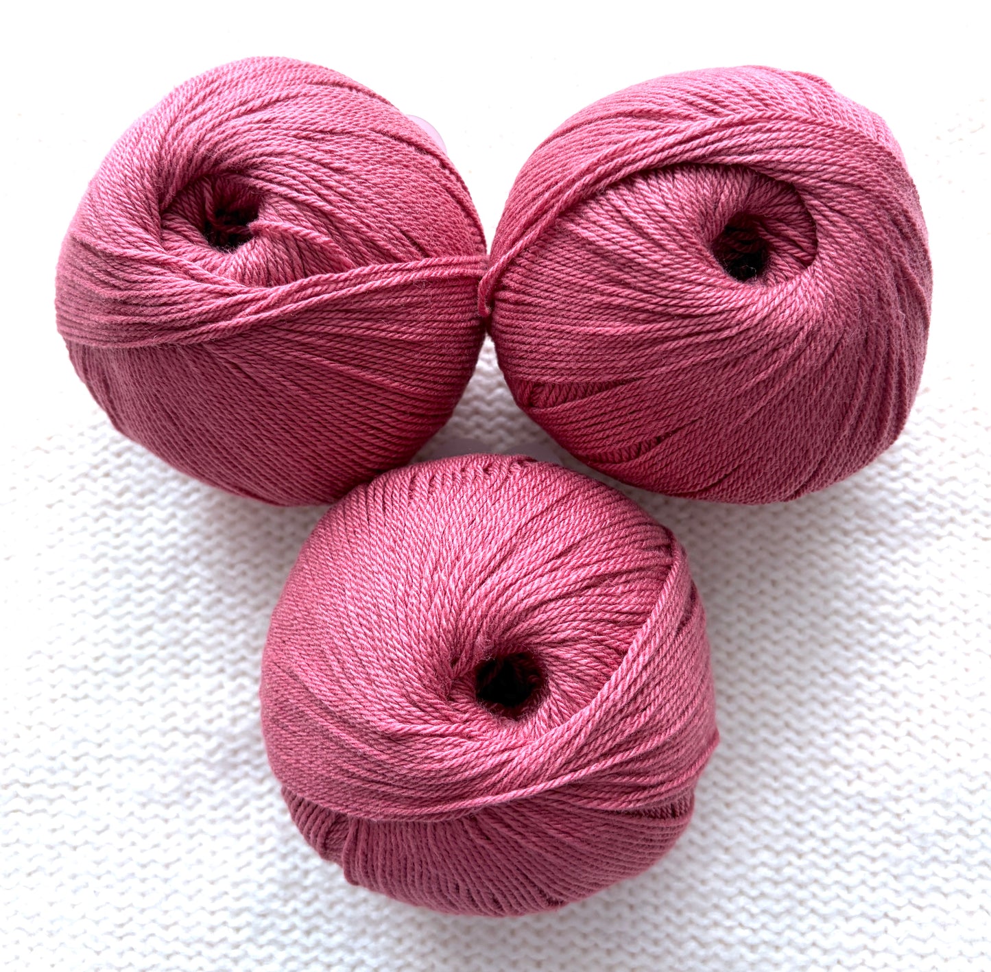 3 balls x 50g Cashmere yarn : 100% Cashmere : 25 Rose Red