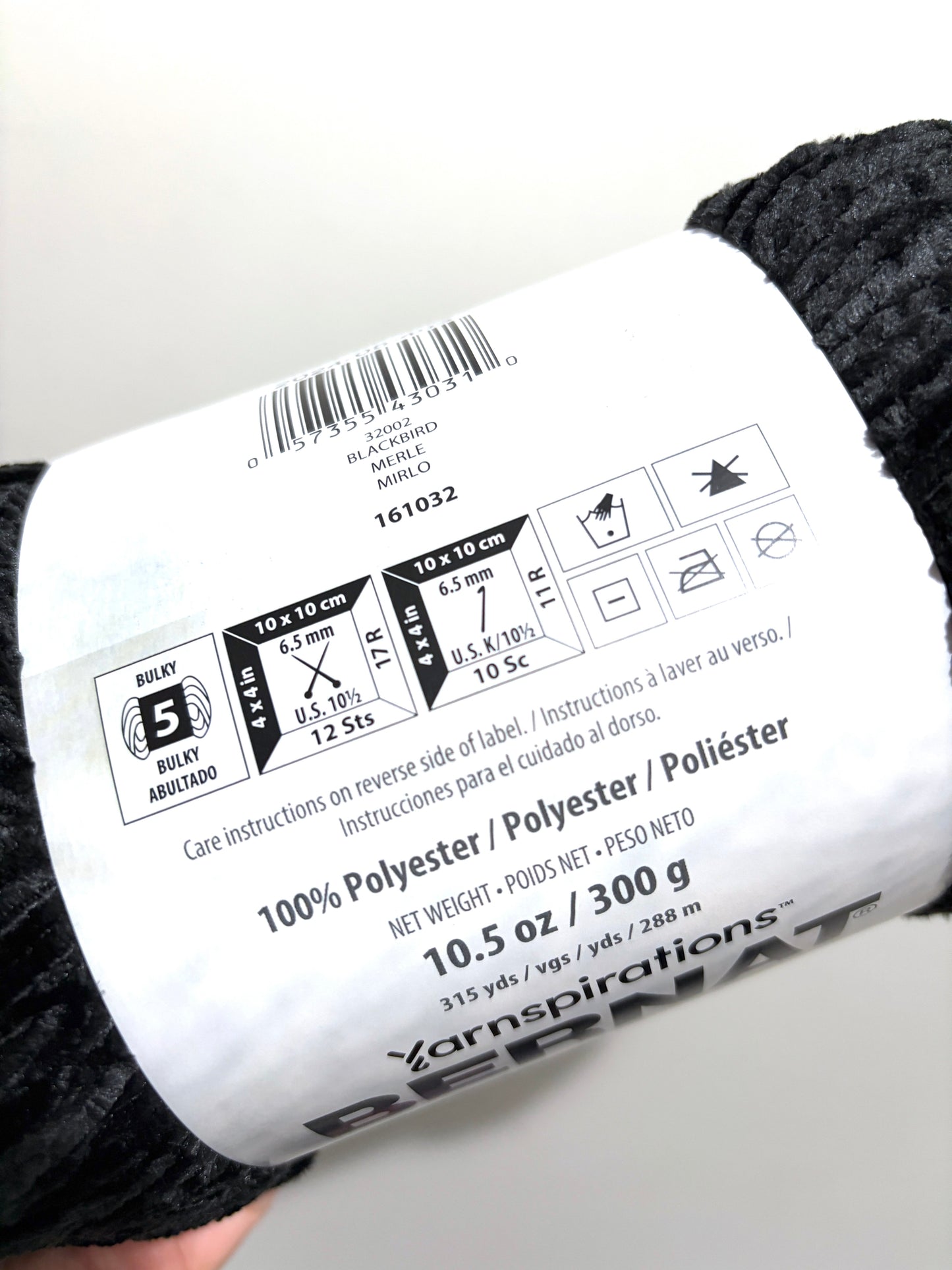 2 Balls x 300g Bernat Velvet Yarn Bulky Yarn : Blackbird